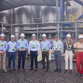 Voorzitter Tweede Kamer brengt werkbezoek aan Surinaamse Brouwerij